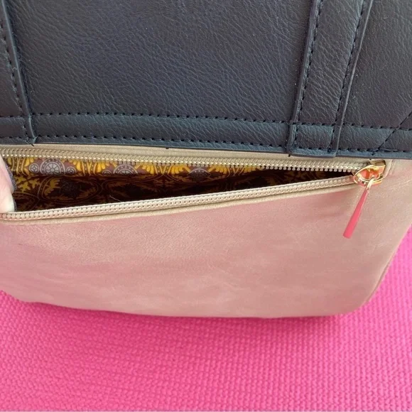 Double Compartment Med .Flapover Crossbody Bag Black / Beige - Picture 4 of 8